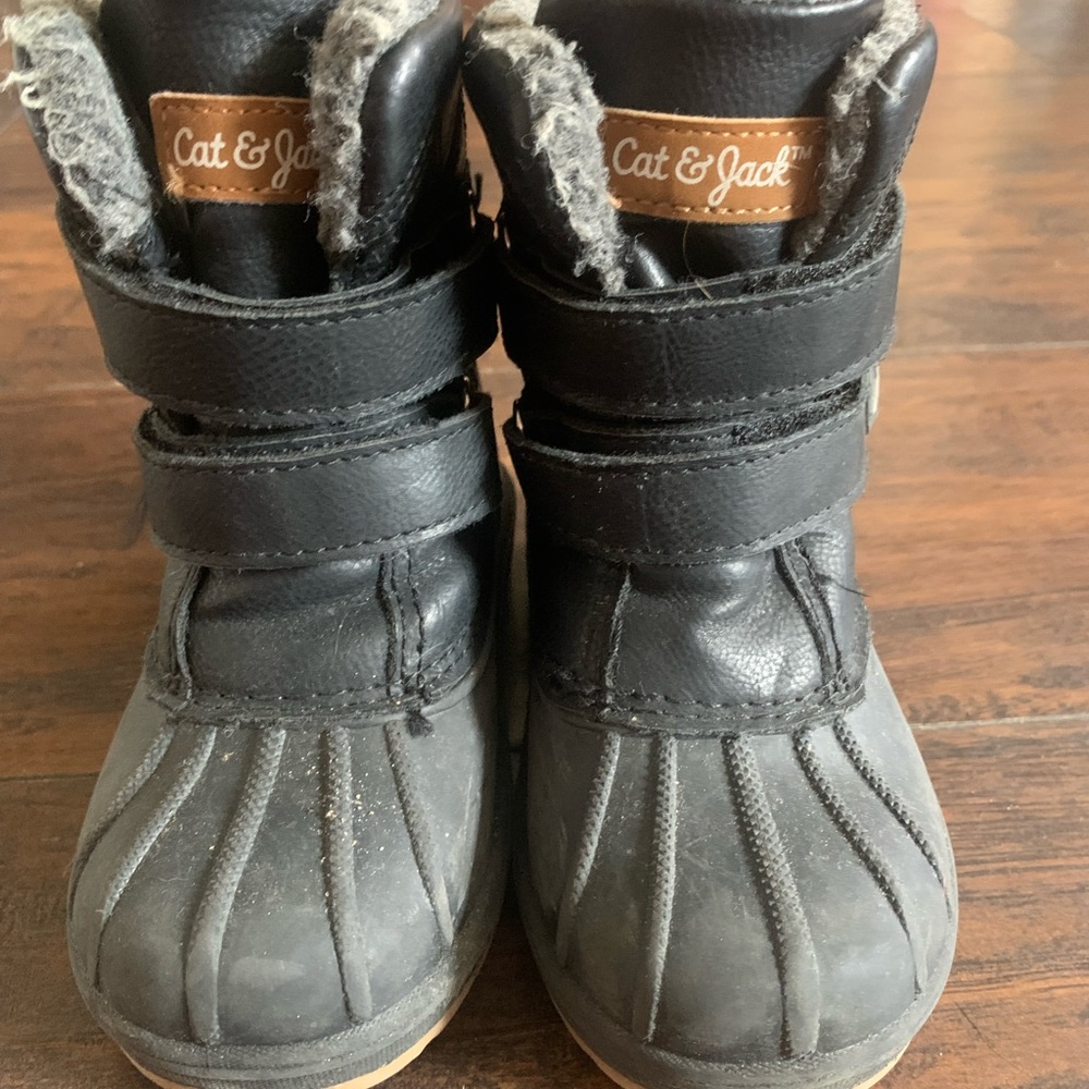 Toddler size 9 snow boots